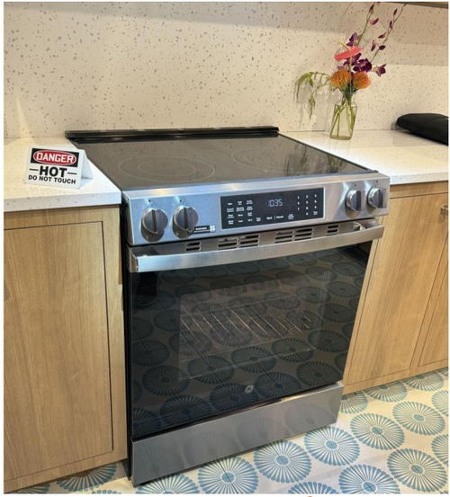 通用家電首創易清潔底盤烤箱亮相kbis展